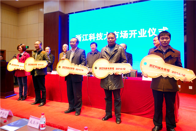 接受毛省長(zhǎng)、周廳長(zhǎng)授牌