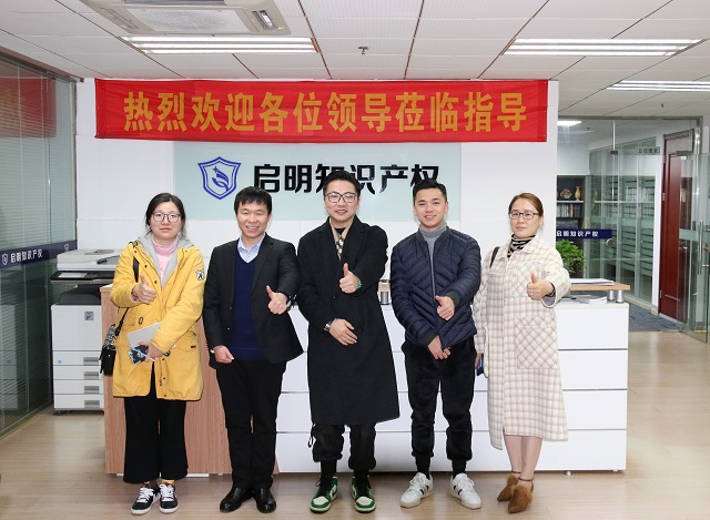 溫州商會(huì)新生代聯(lián)合會(huì)會(huì)長周玲衛(wèi)、秘書長姜皓等一行蒞臨公司考察交流