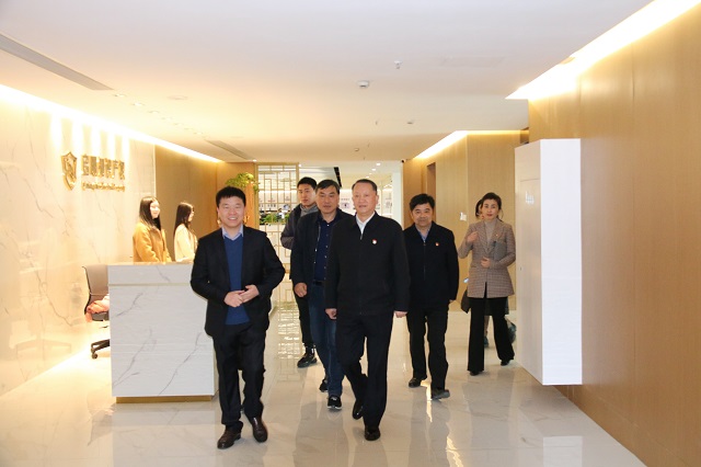嘉興市常務(wù)副市長、經(jīng)濟(jì)技術(shù)開發(fā)區(qū)黨工委書記陳利眾蒞臨公司指導(dǎo)工作